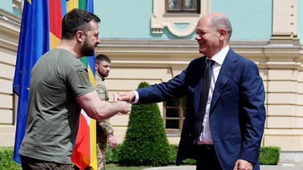 Le président ukrainien Volodymyr Zelensky et le chancelier allemand Olaf Scholz à Kiev, le 16 juin 2022. (KAY NIETFELD / DPA / AFP)