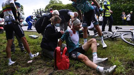 A l'image du Français Cyril Lemoine (B&amp;B Hotels p/b KTM), de nombreux coureurs avaient été blessés lors de la chute. Elle avait eu lieu lors de la première étape du Tour, reliant Brest à Landerneau, le 26 juin 2021. (ANNE-CHRISTINE POUJOULAT / AFP)