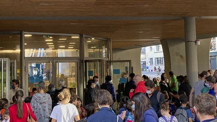 Des enfants accompagnés de leurs parents font leur rentrée à l'école élémentaire Saint-Merri dans le 4e arrondissement parisien. (CHAU-CUONG L? / AFP)