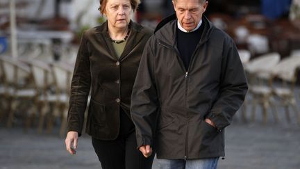 La chanceli&egrave;re allemande Angela Merkel (G) et son mari Joachim Sauer se prom&egrave;nent en vacances &agrave; Ischia (Italie), le 14 avril 2014. (CIRCO LUCA / REUTERS)