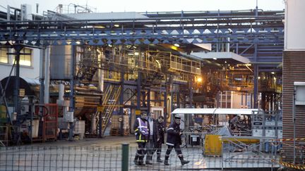 Des gendarmes et des pompiers le 22 janvier 2013, sur le site de l'usine Lubrizol de Rouen (Seine-Maritime). (CHARLY TRIBALLEAU / AFP)