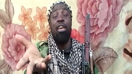 Capture d'&eacute;cran de la vid&eacute;o o&ugrave; appara&icirc;t le leader du groupe islamiste nig&eacute;rian Boko Haram, le 21 mars 2013. (BOKO HARAM / AFP)