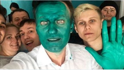 L'opposant à Vladimir Poutine Alexeï Navalny a publié sur Twitter ce "selfie" de lui après avoir été aspergé de vert par un assaillant inconnu lundi 20 mars&nbsp;à Barnaul, en Sibérie (Russie). (ALEXEI NAVALNY)