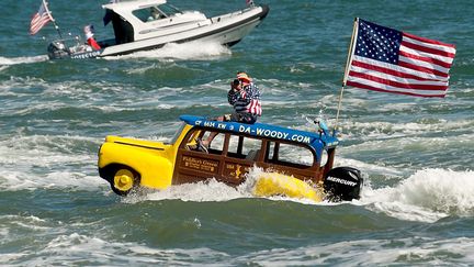 Le photographe&nbsp;Dennis St. Onge &agrave; l'arriv&eacute;e de la Coupe de l'Am&eacute;rica &agrave; San Francisco (Californie, Etats-Unis), le 25 septembre 2013. (NOAH BERGER / AFP)