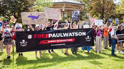 Des personnes manifestent contre l'extradition de Paul Watson, à Paris, le 11 août 2024. (BASTIEN OHIER / HANS LUCAS / AFP)