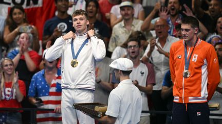 Léon Marchand, champion olympique du 400 m quatre nages masculin, lors des Jeux Olympiques de Paris 2024 à l'arène Paris La Défense à Nanterre, le 28 juillet 2024. (OLI SCARFF / AFP)