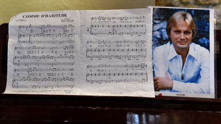 Partition de "Comme d'habitude" sur le piano de Claude François dans la maison où il a vécu de 1964 à 1978, devenue un musée.&nbsp; (GERARD JULIEN / AFP)