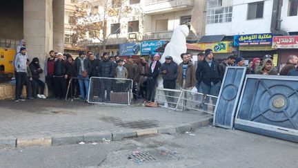 A Homs, les anciens soldats de l'armée syrienne viennent se déclarer aux nouvelles autorités et rendre leurs armes. (OMAR OUAHMANE / FRANCEINFO / RADIO FRANCE)