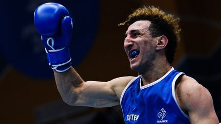 Énorme Sofiane Oumiha, champion du monde des poids légers. Après son titre en 2017, le Toulousain devient le premier Français double champion du monde de boxe amateur grâce à son succès contre l'Ouzbek Abdumalik Khalokov.