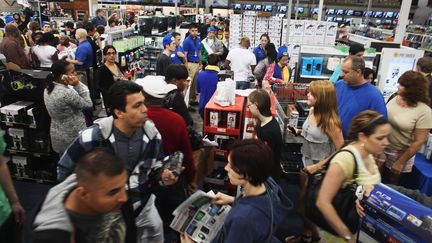 Les rayons d'un magasin Best Buy, &agrave; Naples, en Floride (Etats-Unis), le 25 novembre 2011. (SPENCER PLATT / GETTY IMAGES)