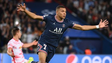 Kylian Mbappé célèbre son but avec le PSG face au RB Leipzig en Ligue des Champions le 19 octobre au Parc des Princes. (FRANCK FIFE / AFP)