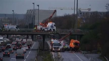 Tôt vendredi matin, un poids lourd a chuté d'un pont sur la bretelle d'autoroute reliant l'A86 et l'A6B. La circulation a dû être coupée pour dégager le camion. Le trafic a été perturbé une partie de la matinée.