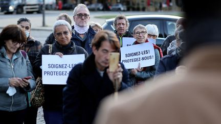 Des manifestants protestent contre l'implantation de consommateurs de crack en Seine-Saint-Denis, le 13 octobre 2021, à Paris. (THOMAS COEX / AFP)