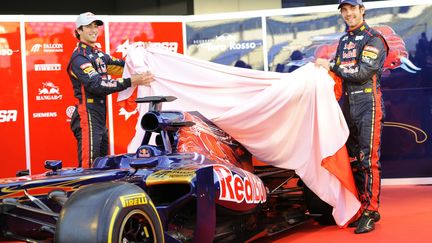 Le Fran&ccedil;ais Jean-Eric Vergne (&agrave; dr.), lors de la pr&eacute;sentation de la voiture de l'&eacute;curie Toro Rosso,&nbsp;le 6 f&eacute;vrier 2012.&nbsp; (ATB/WENN.COM/SIPA / SIPA USA)