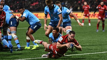 Guillaume Marchand inscrit le premier essai du LOU face aux Blue Bulls au stade Gerland de Lyon, le 20 janvier 2022. (OLIVIER CHASSIGNOLE / AFP)