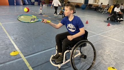 Un élève de 6e de l'établissement régional d'enseignement adapté (Erea) Toulouse-Lautrec, à Vaucresson (Hauts-de-Seine), s'initie au tennis-fauteuil, le 9 mars 2023. (Clément Mariotti Pons)