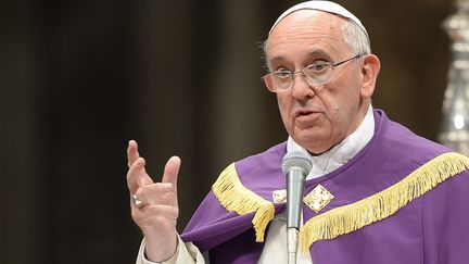 Le pape Fran&ccedil;ois c&eacute;l&egrave;bre une messe &agrave; la basilique Saint-Pierre, au Vatican, le 30 novembre 2013. (ANDREAS SOLARO / AFP)