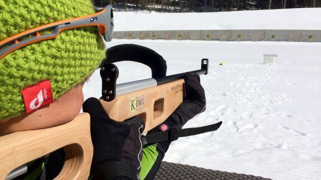 Les enfants s'essayent au biathlon à Saint-Lary-Soulan dans les pyrénées et partent sur les traces du champion français de la discipline Martin Fourcade. (saintlary.com)