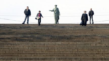 La statue du duc de Richelieu,&nbsp;maire d'Odessa en 1803&nbsp;puis&nbsp;gouverneur-général de la ville et de la province de&nbsp;Nouvelle-Russie&nbsp;de 1805 à 1814, visible du monumental escalier Potemkine.&nbsp; (SERGEI SUPINSKY / AFP)