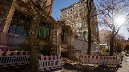 Un batiment proche d'un poste électrique endommagé par un missile russe à Kiev (Ukraine), le 31 octobre 2022. (ANDRE LUIS ALVES / ANADOLU AGENCY)