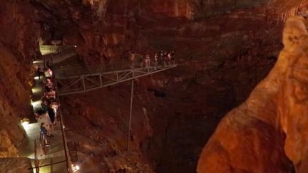 Sous les fortes chaleurs, certains n'hésitent pas à se réfugier littéralement sous terre, car il y fait plus frais.&nbsp;Raison pour laquelle le gouffre géant de Cabrespine, dans l’Aude, connaît un franc succès.&nbsp;C'est l'une des dix plus belles cavernes d'Europe et il y fait 14 °C toute l’année. (FRANCE 2)