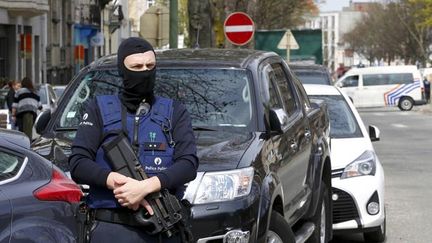 &nbsp; (Les forces de l'ordre en intervention le 9 avril dans la commune d'Etterbeek © REUTERS / Yves Herman)