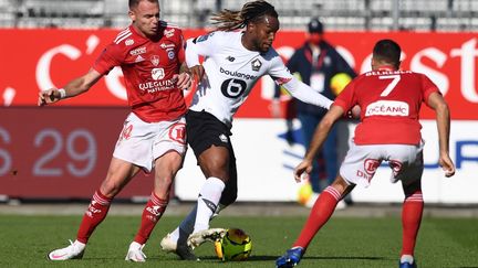 Renato Sanches et ses partenaires concèdent leur première défaite de la saison, à Brest. (FRED TANNEAU / AFP)