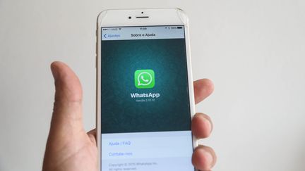 Un smartphone affichant l'application WhatsApp lors d'une présentation à Munich (Allemagne), le 18 janvier 2016. (WILLIAM VOLCOV / BRAZIL PHOTO PRESS)