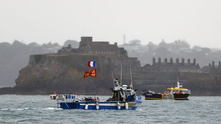 Des bâteaux de pêches français devant le port de Saint-Helier, au large de l'île de Jersey, dans la Manche. (SAMEER AL-DOUMY / AFP)