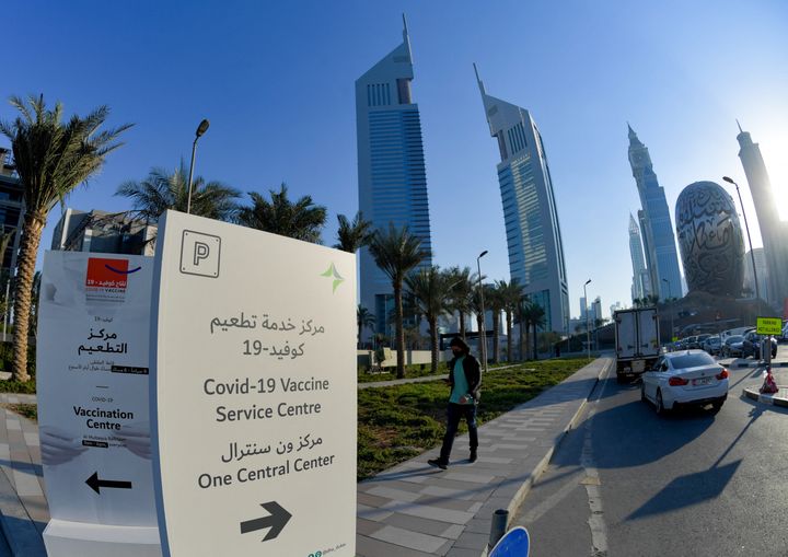 Un panneau indiquant l'emplacement d'un centre ce vaccination contre le coronavirus au centre financier de Dubaï, le 3 février 2021. (KARIM SAHIB / AFP)