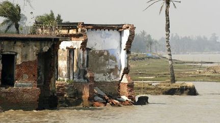 Habitation sur l'ile indienne de Sunderbans grignotée par la mer. (Reuters/ Jayanta shaw (India))