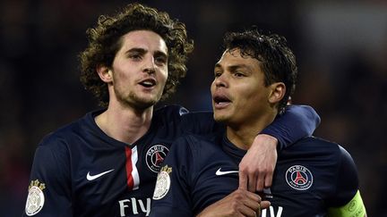 Double buteur face à Toulouse samedi 21 février, Adrien Rabiot est félicité par Thiago Silva, le capitaine du PSG.  (FRANCK FIFE / AFP)