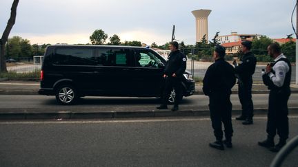 Des policiers à Blagnac, où une prise d'otages a eu lieu dans un bureau de tabac, le 7 mai 2019.&nbsp; (VALENTIN BELLEVILLE / HANS LUCAS / AFP)