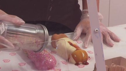 À peine installée dans le centre-ville d'Angers, une nouvelle pâtisserie fait polémique. Les formes équivoques des gâteaux ne plaisent pas du tout à certains riverains, qui se plaignent notamment de sa proximité avec des écoles.&nbsp; (CAPTURE D'ÉCRAN FRANCE 3)