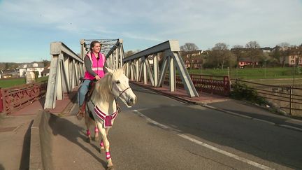 A Sarrebourg, une vétérinaire va au travail à cheval face à la flambée du prix de l’essence (France 3 Lorraine)