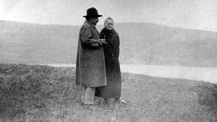 Les scientifiques Albert Einstein et Marie Curie marchent au bord du lac L&eacute;man, &agrave; Gen&egrave;ve (Suisse), en 1925. (ARCHIVES PIERRE ET MARIE CURIE / AFP)