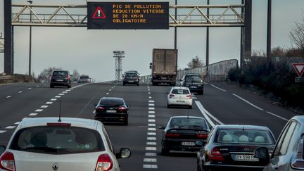 Des voitures sur le périphérique de Lille (Nord), le 8 décembre 2016. Illustration. (PHILIPPE HUGUEN / AFP)