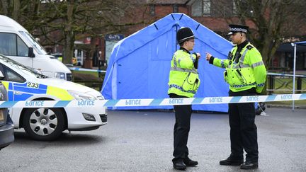 Des policiers&nbsp;bloquent l'accès au lieu où un ancien espion russe a été retrouvé inconscient, à Salisbury (Royaume-Uni), le 6 mars 2018. (CHRIS J RATCLIFFE / AFP)