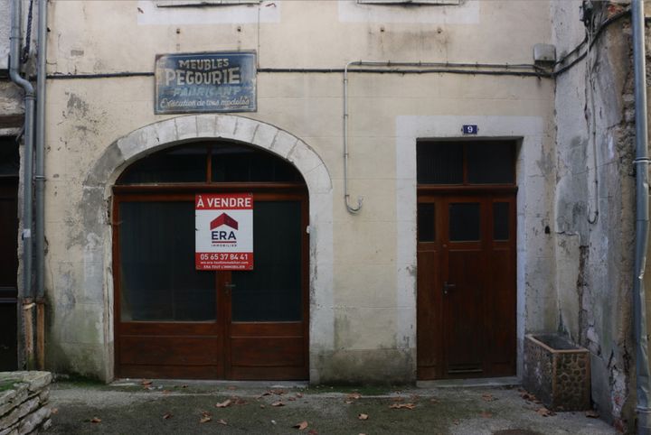 Un ancien commerce de meubles à Souillac (Lot), le 16&nbsp;janvier&nbsp;2019.&nbsp; (VALENTINE PASQUESOONE / FRANCEINFO)