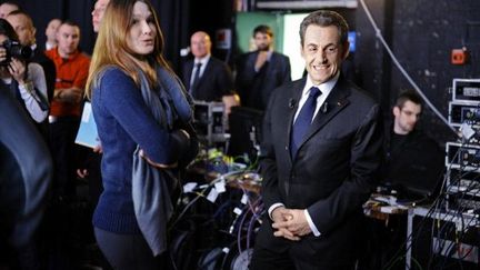 Carla Bruni-Sarkozy avec Nicolas Sarkozy dans les coulisses de #DPDA le 6 mars (LIONEL BONAVENTURE / AFP)