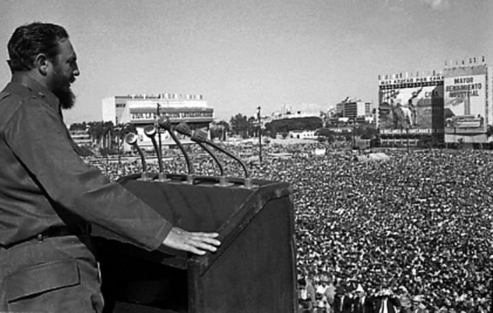 Fidel Castro s'adresse à la foule, à La Havane, sur cette photo non datée.&nbsp; (PRENSA LATINA / REUTERS)