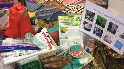 Des sacs en amidon de manioc présentés au pavillon de l'Indonésie, le 14 novembre 2017, dans la Bonn zone de la COP23 (Bonn, Allemagne). (Géopolis/FG)