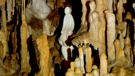 Une silhouette parmi les concrétions calcaires, les Vénus de Ghislain Gallerneau habitent véritablement les lieux.
 (France 3 Midi-Pyrénées)