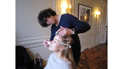 Premiére étape pour la maquilleuse Anne Guilmard, unifier le teint.
 (Corinne Jeammet)