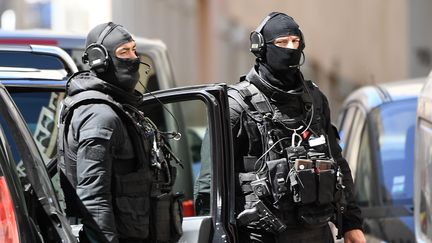 Deux policiers du RAID, le 18 avril 2017. (Photo d'illustration) (BORIS HORVAT / AFP)