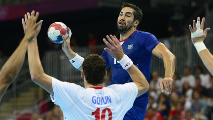 Le handballeur fran&ccedil;ais Nikola Karabatic au cours de la demi-finale France-Croatie, le 10 ao&ucirc; 2012 &agrave; Londres. (JAVIER SORIANO / AFP)