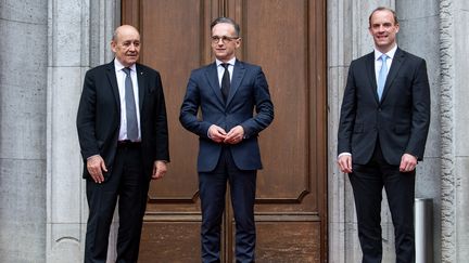 Le ministre des Affaires étrangères allemand Heiko Maas, accompagné du chef de la diplomatie française Jean-Yves Le Drian et de leur homologue britannique Dominic Raab, lors d'échanges à Berlin (Allemagne), le 19 juin 2020.&nbsp; (BERND VON JUTRCZENKA / POOL / AFP)