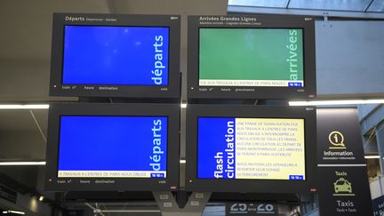 Panneaux d'affichage des arrivées et départs à la gare Montparnasse, dimanche 3&nbsp;décembre. (MARTIN BUREAU / AFP)