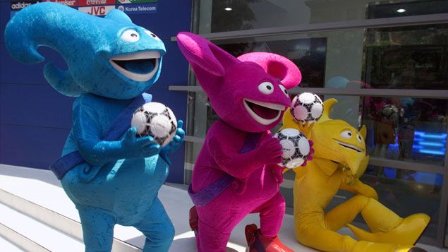 &nbsp; (Kaz, Nik et Ato, les trois mascottes de la Coupe du Monde 2002 © Reuters/)