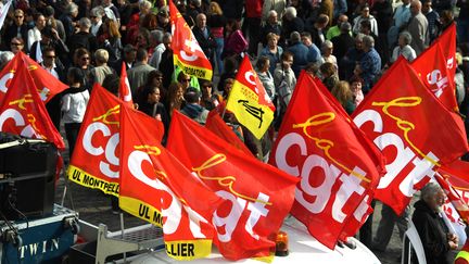 Des banderoles de la CGT lors de la manifestation du 9 octobre 2018 à Montpellier (Hérault).&nbsp; (PASCAL GUYOT / AFP)